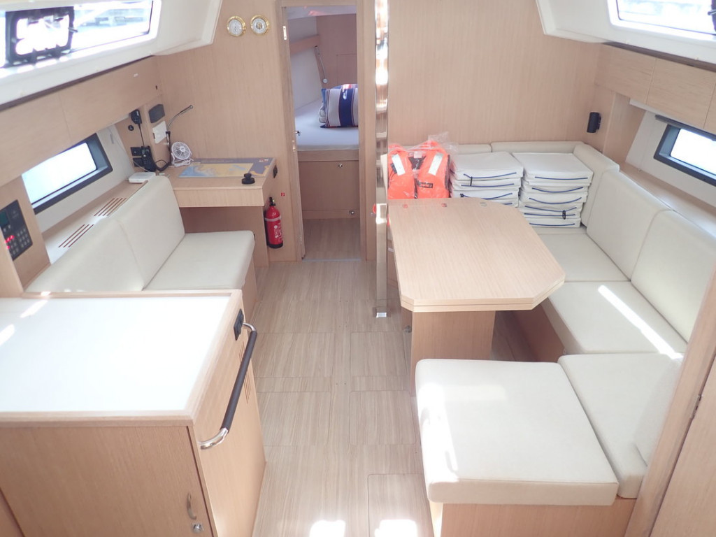 Yacht BAVARIA - C42 "Maupiti"