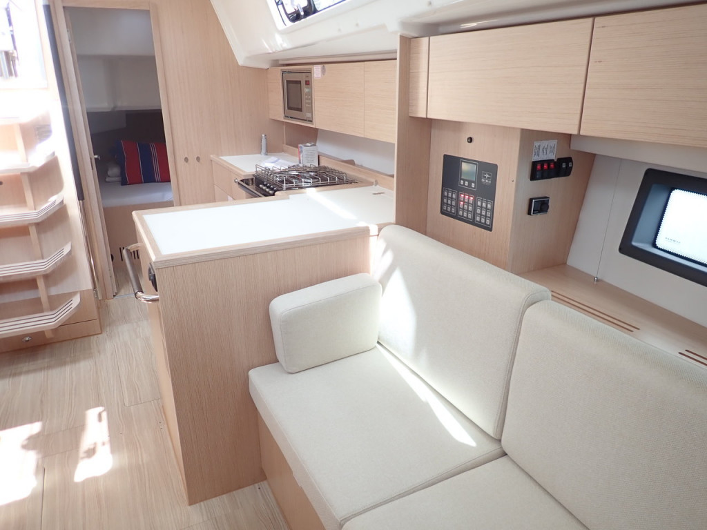 Yacht BAVARIA - C42 "Maupiti"