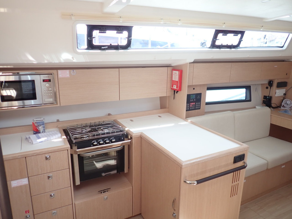 Yacht BAVARIA - C42 "Maupiti"