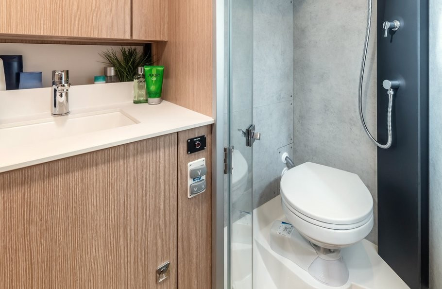 Yacht BAVARIA - C42 ""