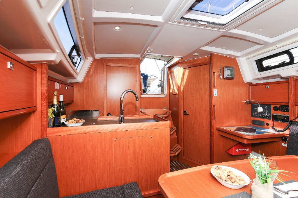 Yacht BAVARIA - Cruiser 34 "Lara"