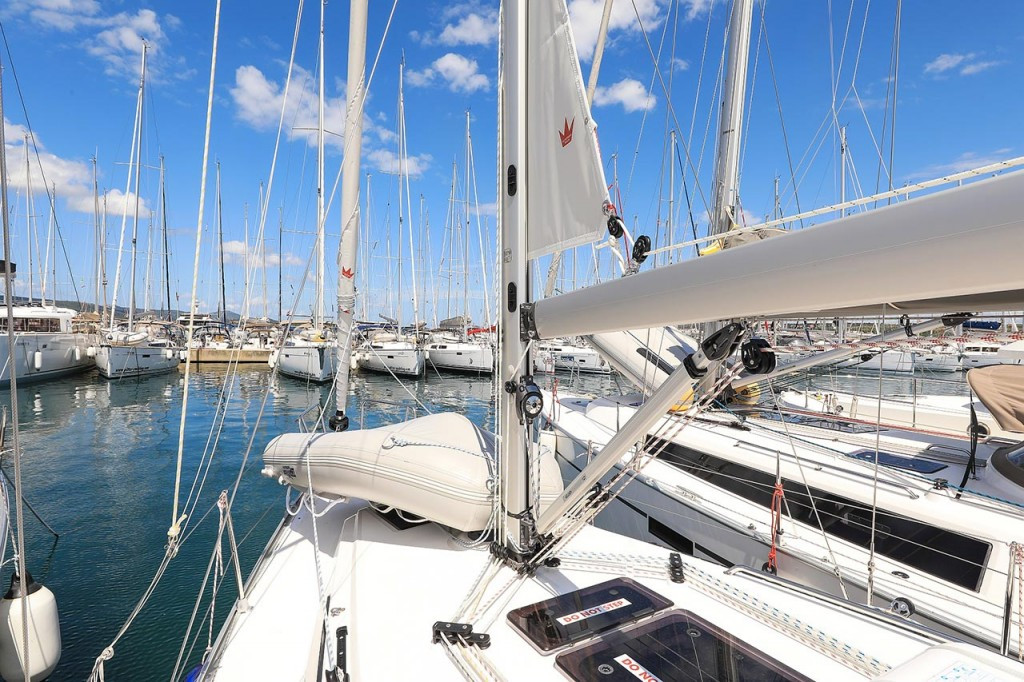 Yacht BAVARIA - Cruiser 34 "Deneb"