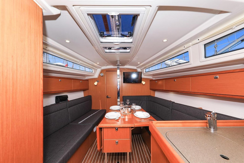 Yacht BAVARIA - Cruiser 34 "Deneb"