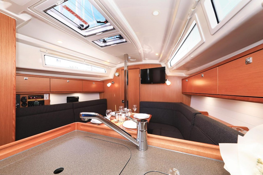 Yacht BAVARIA - Cruiser 34 "Deneb"