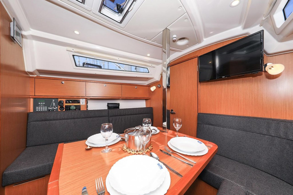 Yacht BAVARIA - Cruiser 34 "Deneb"