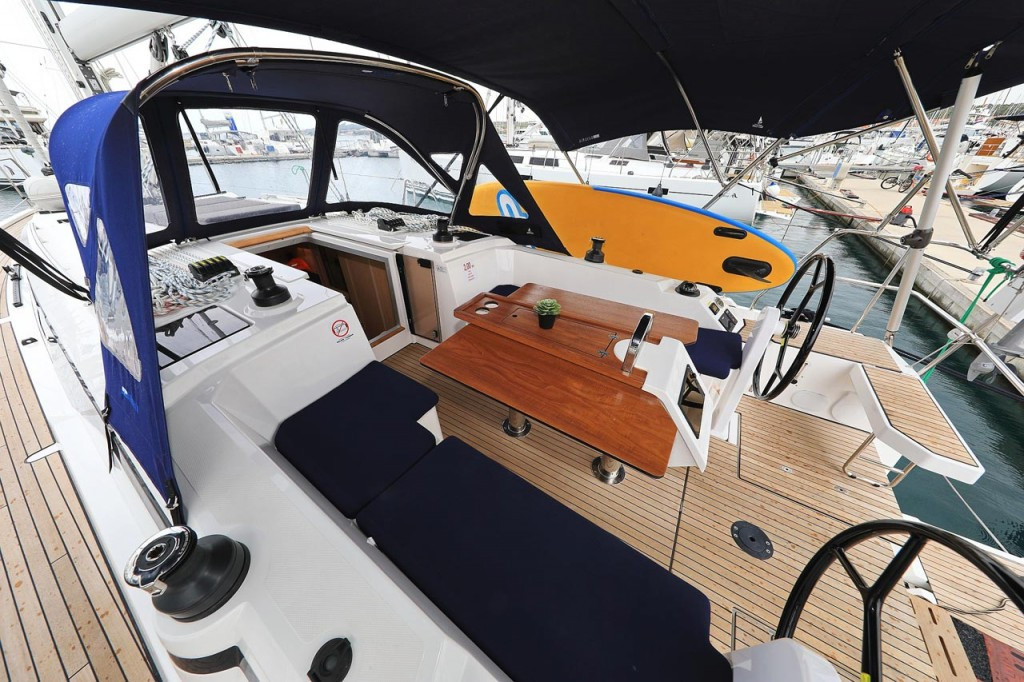 Yacht BAVARIA - C38 "Ghost"