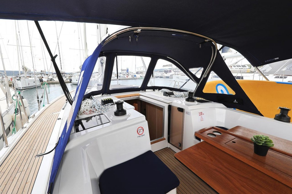 Yacht BAVARIA - C38 "Ghost"