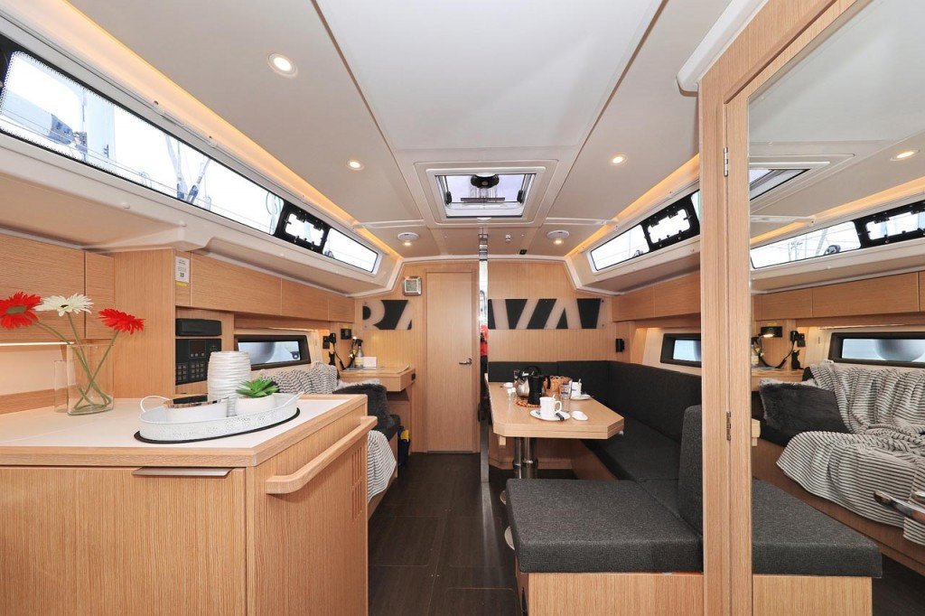 Yacht BAVARIA - C38 "Ghost"