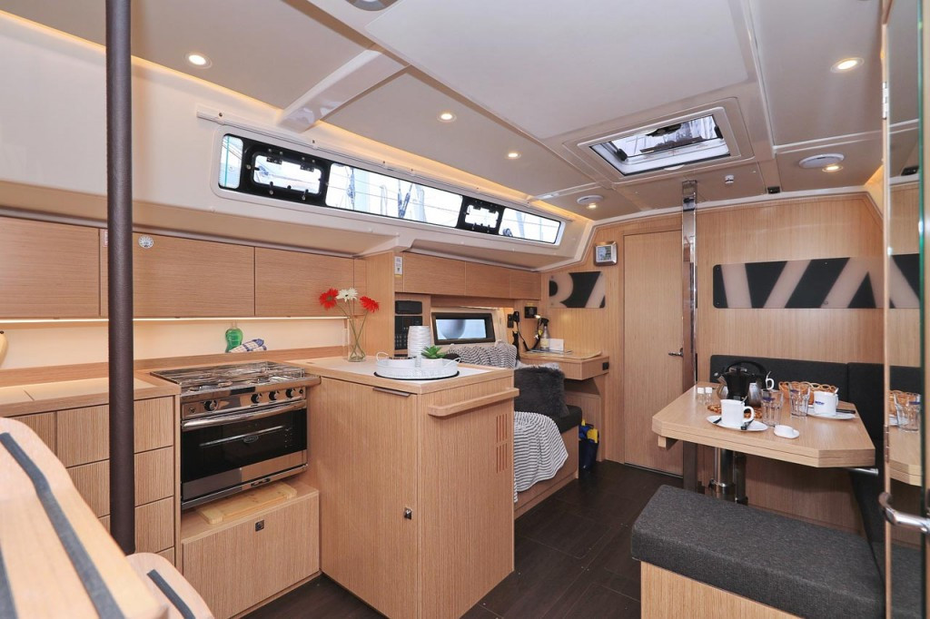 Yacht BAVARIA - C38 "Ghost"