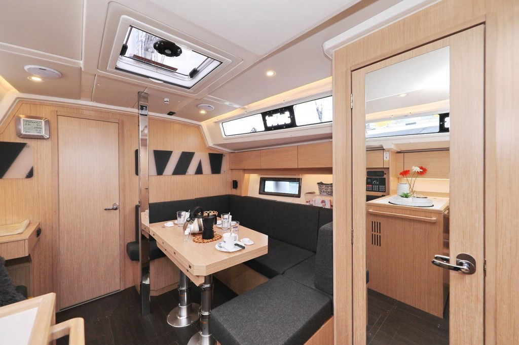 Yacht BAVARIA - C38 "Ghost"