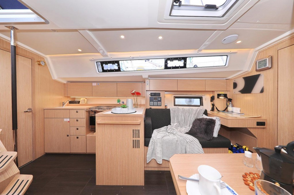 Yacht BAVARIA - C38 "Ghost"