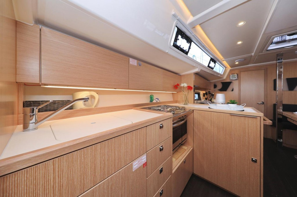 Yacht BAVARIA - C38 "Ghost"