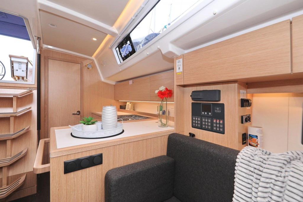 Yacht BAVARIA - C38 "Ghost"