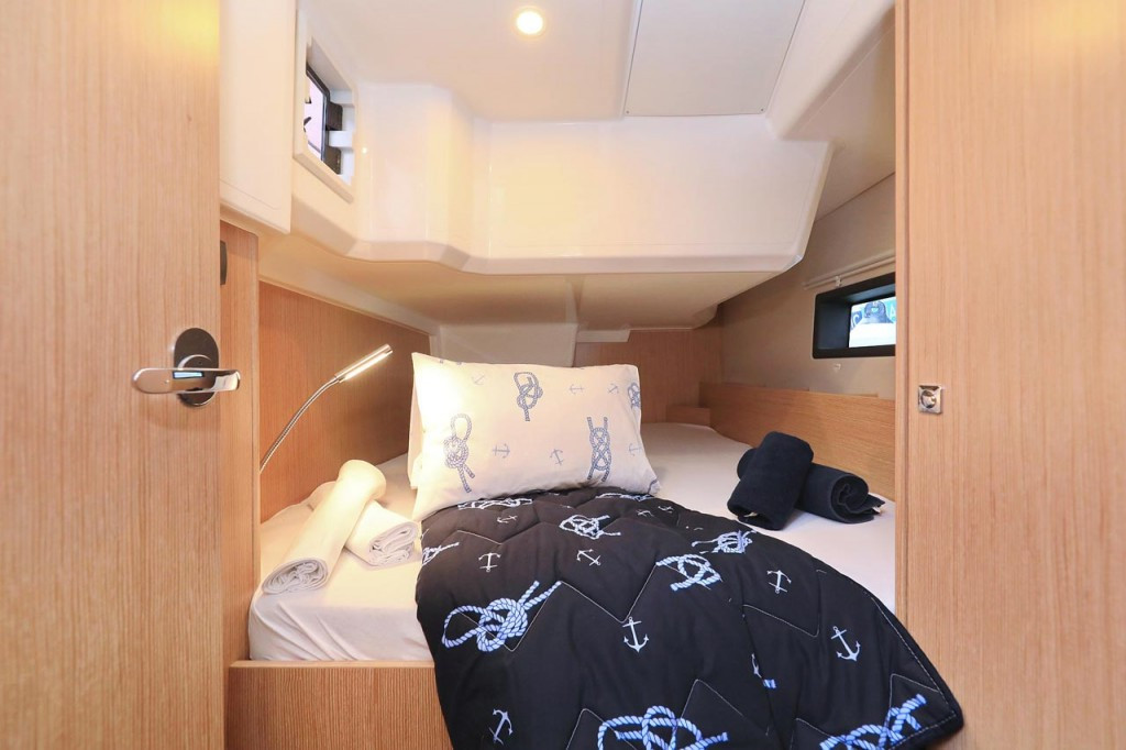 Yacht BAVARIA - C38 "Ghost"