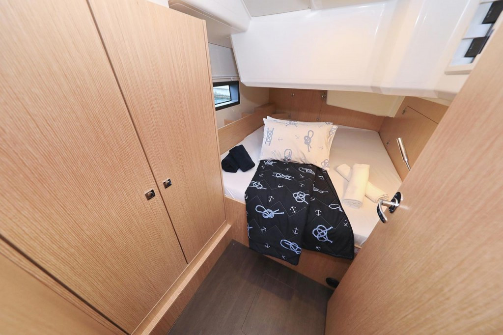 Yacht BAVARIA - C38 "Ghost"