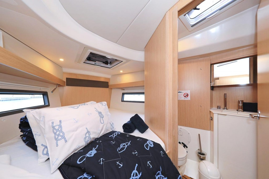 Yacht BAVARIA - C38 "Ghost"