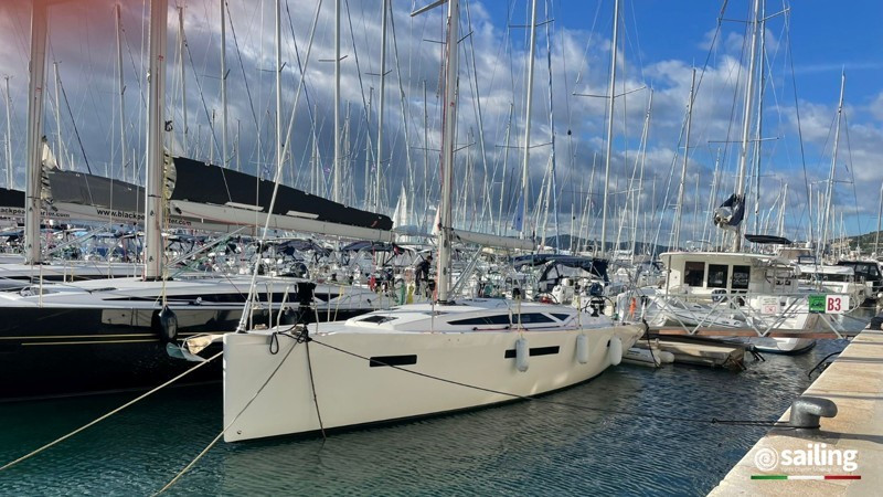 Yacht MORE - 40 "Black Widow"