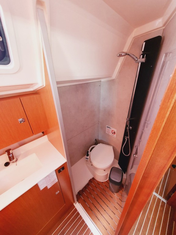 Yacht BAVARIA - C42 "Lucia"