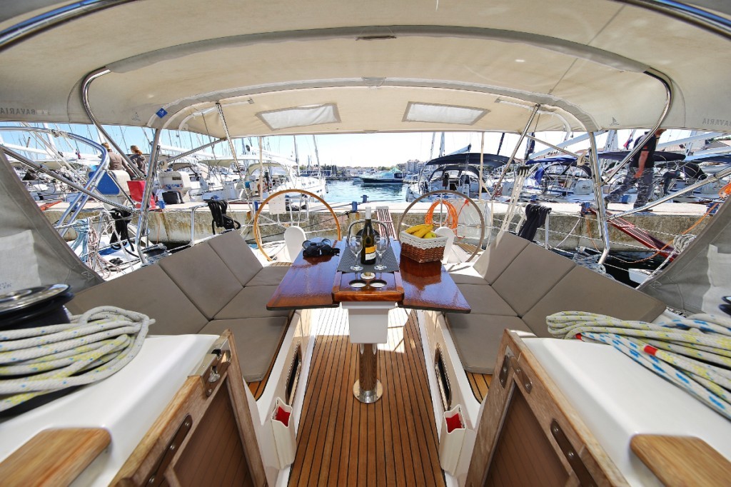 Yacht BAVARIA - Cruiser 37 "Oracle"