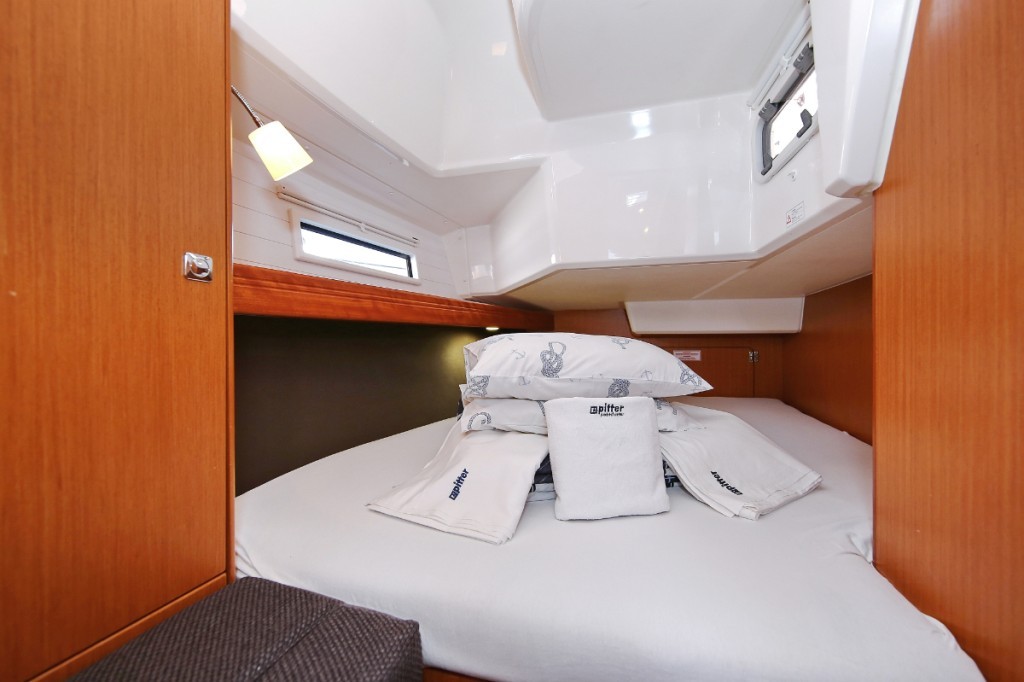 Yacht BAVARIA - Cruiser 37 "Oracle"