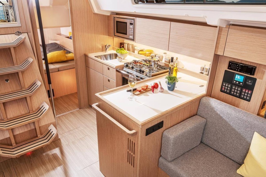 Yacht BAVARIA - C38 "Alaia"