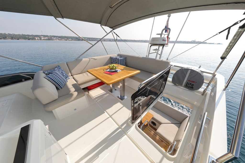 Yacht JEANNEAU - Prestige 520 Flybridge "Aphrodite"