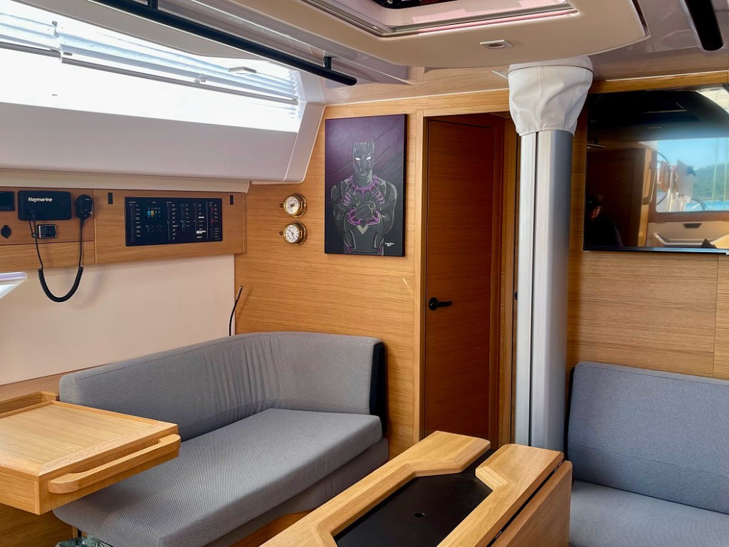 Yacht ELAN - E6 "Black Panther"