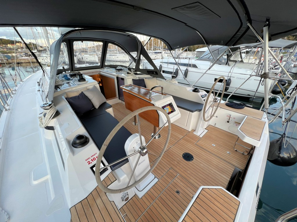 Yacht BAVARIA - C38 "Mala Hana"