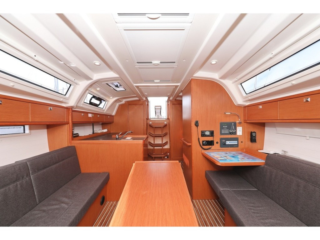 Yacht BAVARIA - Cruiser 37 "aMore"