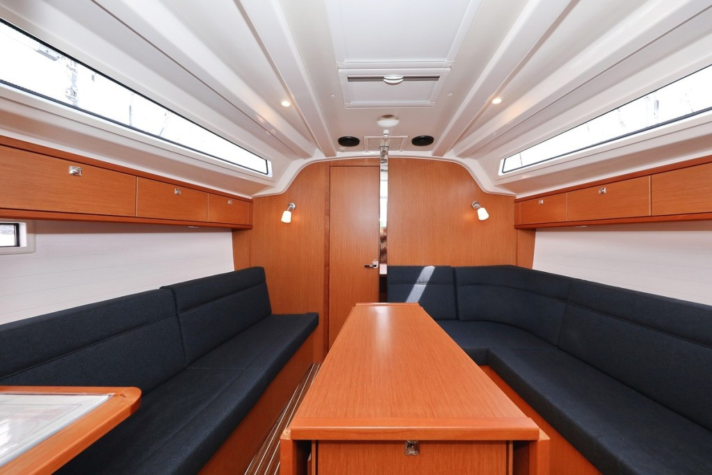 Yacht BAVARIA - Cruiser 37 "Spectrum"