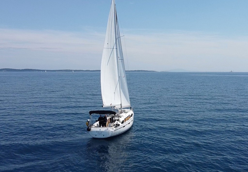 Yacht BAVARIA - Cruiser 41 "Raven"