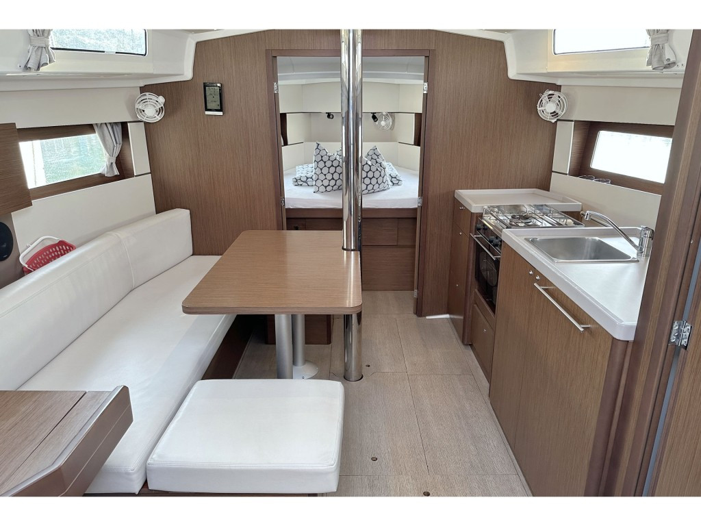Yacht BENETEAU - Oceanis 38.1 "Flip"