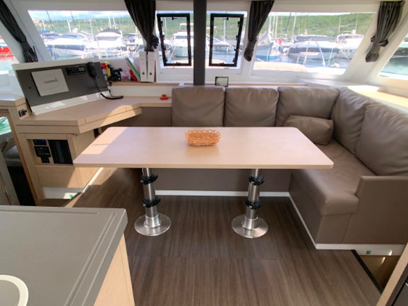 Yacht FOUNTAINE PAJOT - Lucia 40 "Idefix"