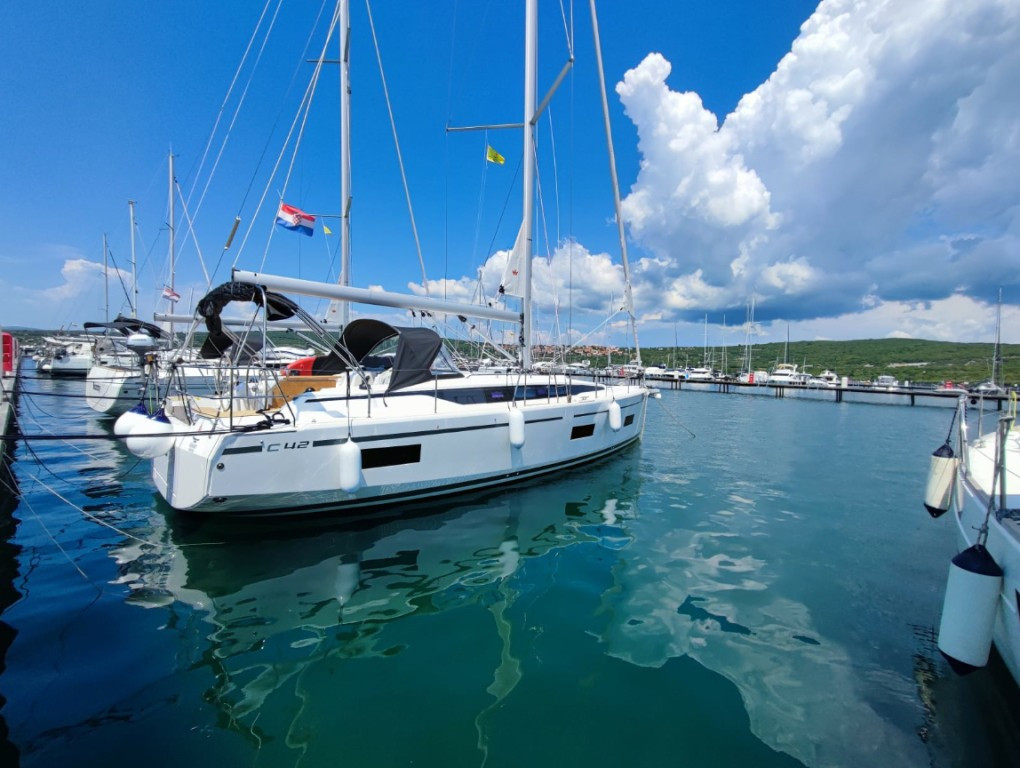 Yacht BAVARIA - C42 "Gala"