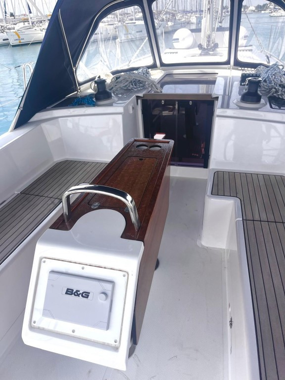Yacht BAVARIA - C38 "Arya"