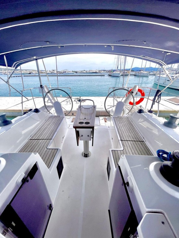 Yacht BAVARIA - C38 "Arya"