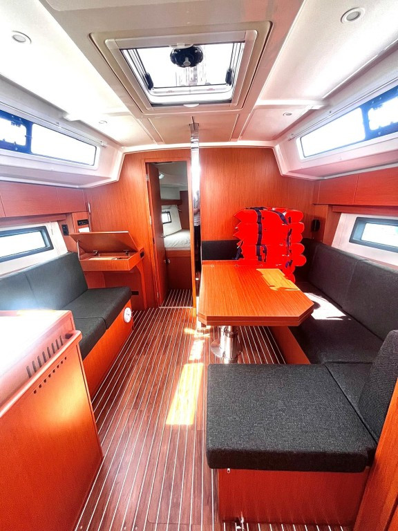 Yacht BAVARIA - C38 "Arya"