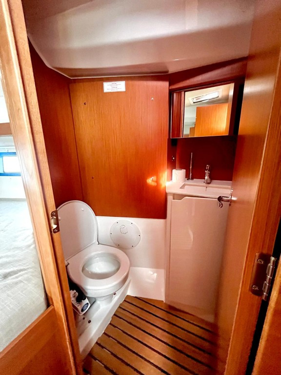 Yacht BAVARIA - C38 "Arya"