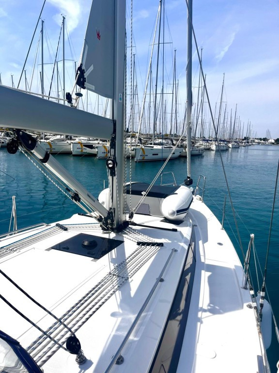 Yacht BAVARIA - C38 "Arya"