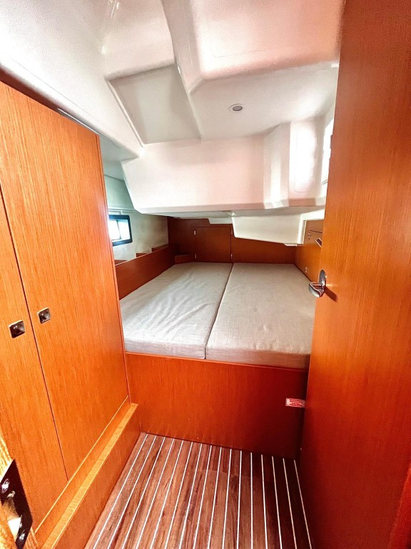 Yacht BAVARIA - C38 "Arya"