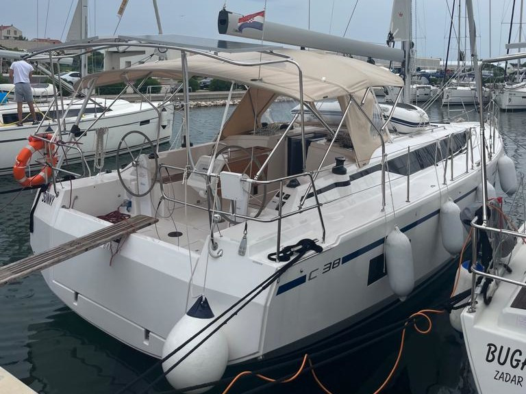 Yacht BAVARIA - C38 "Sunny"