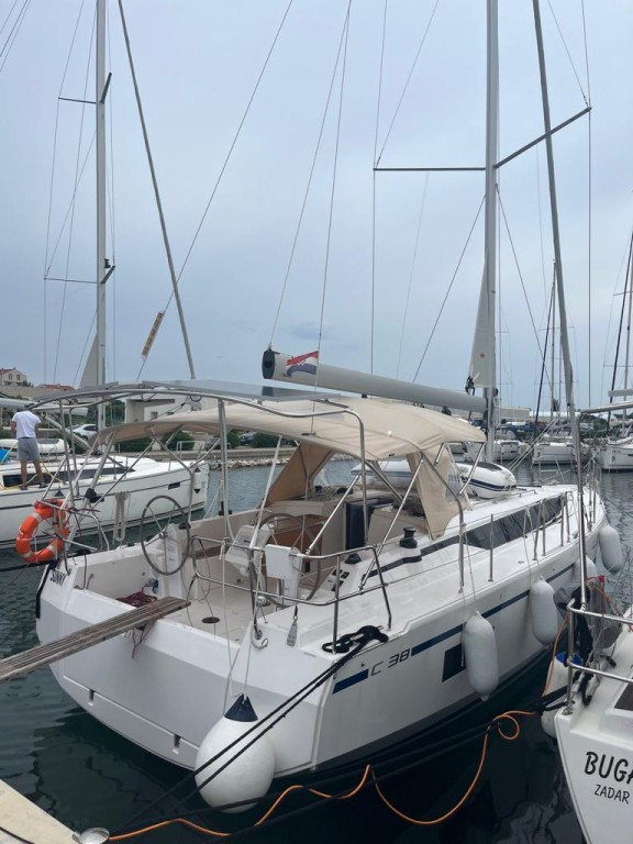 Yacht BAVARIA - C38 "Sunny"