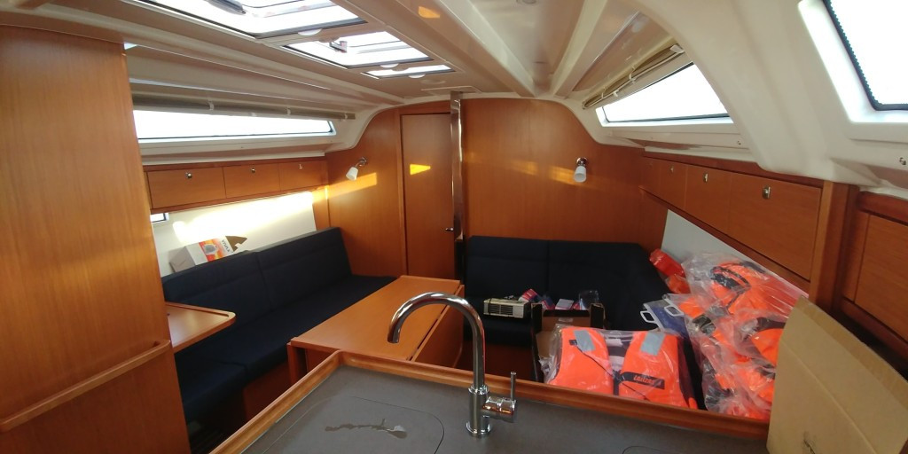 Yacht BAVARIA - Cruiser 37 "Alegria"