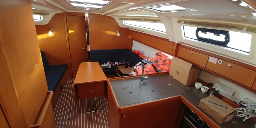 Yacht BAVARIA - Cruiser 37 "Alegria"