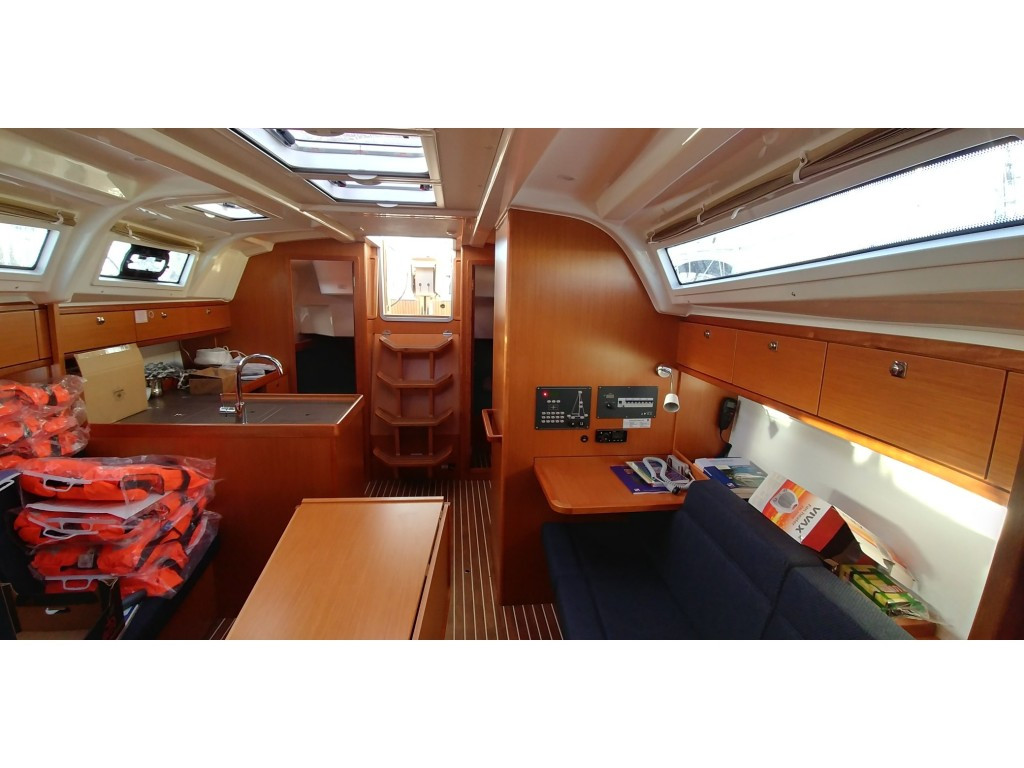 Yacht BAVARIA - Cruiser 37 "Alegria"