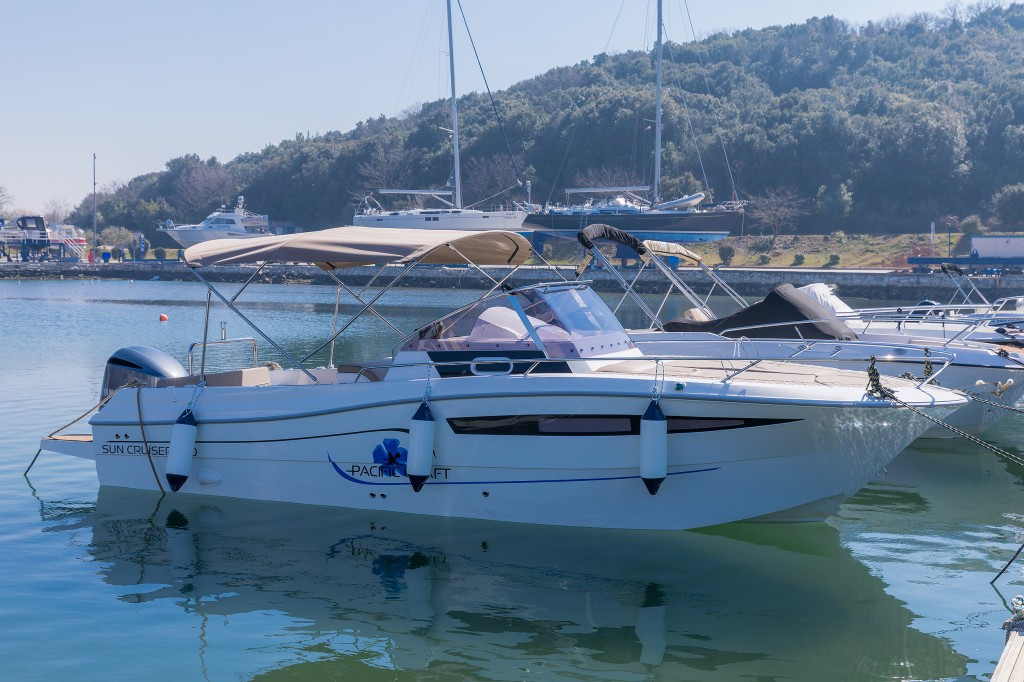 Yacht DIVERSE WERFTEN - Pacific Craft 750 Sun Cruiser ""