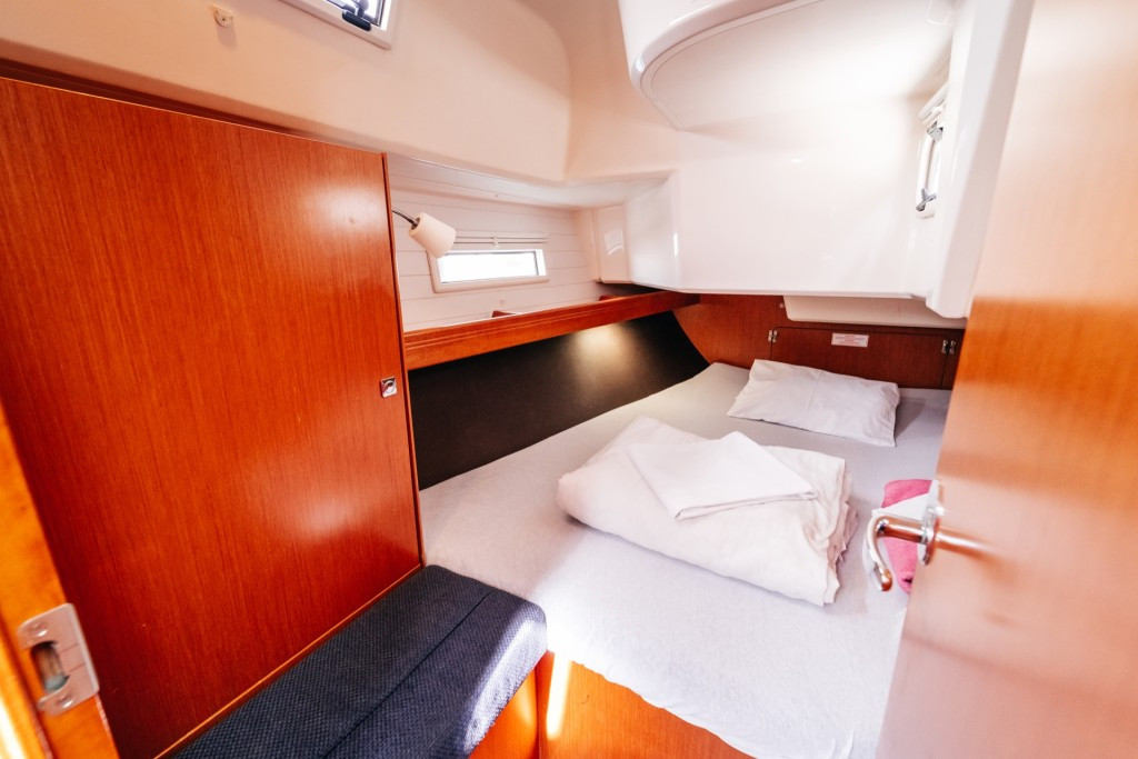 Yacht BAVARIA - Cruiser 37 "Blue Tone"