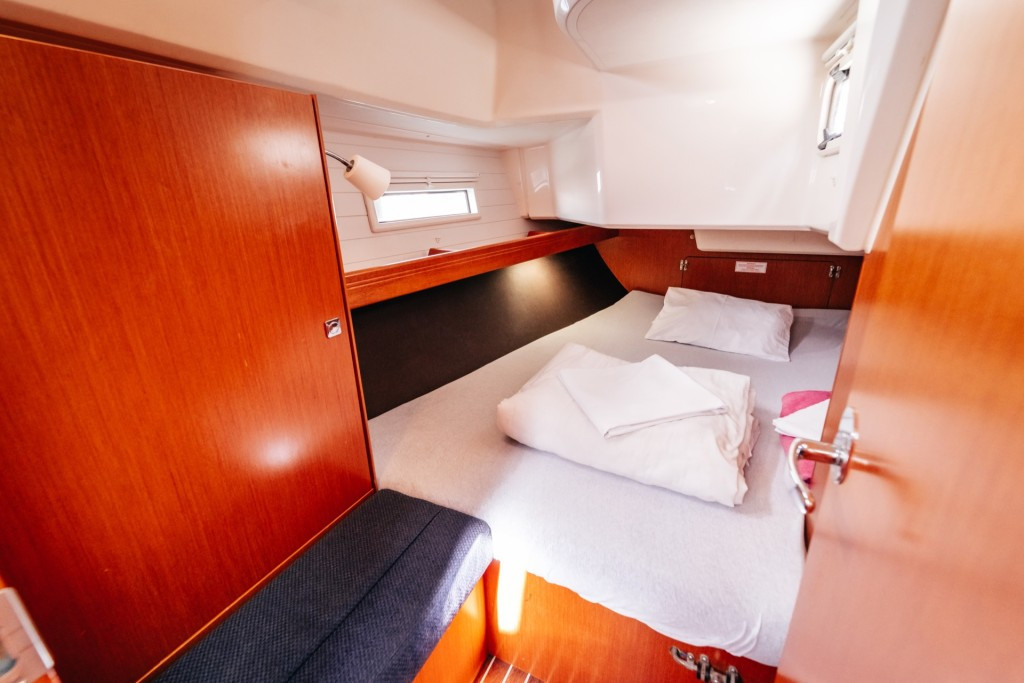 Yacht BAVARIA - Cruiser 37 "Blue Tone"