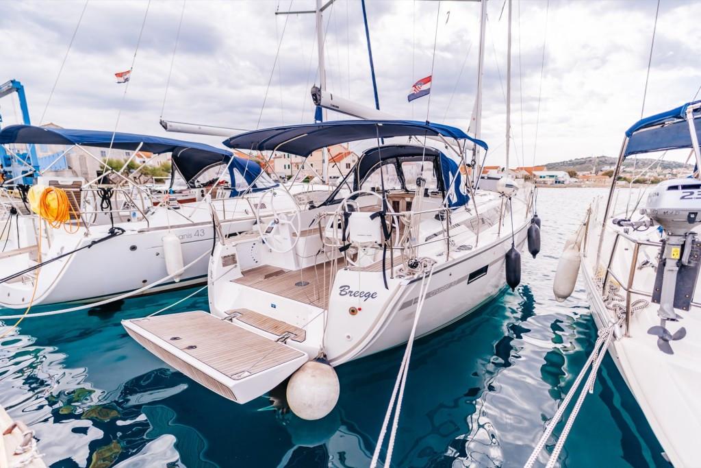 Yacht BAVARIA - Cruiser 37 "Flinx"