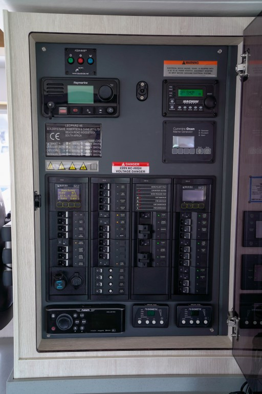 Yacht ROBERTSON AND CAINE - Leopard 45 "Manaphy"